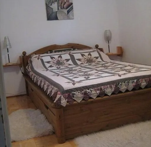 Holiday home Im Haus Der Kuenste Rhodt unter Rietburg